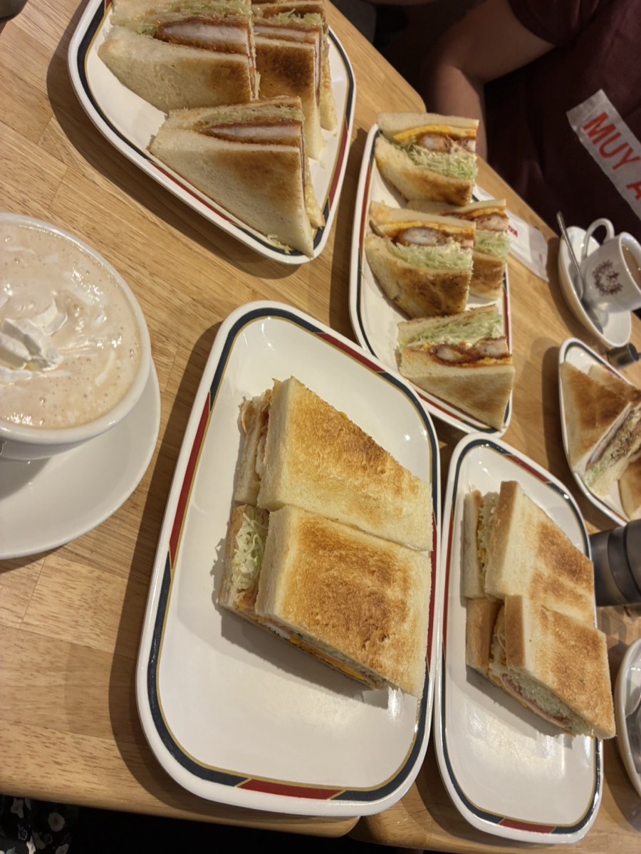 Fried-shrimp sandwich at Konparu